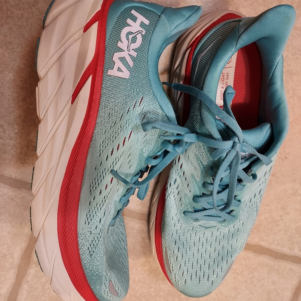 Womans hoka clifton size 9